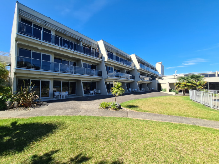 Te Kaha Beach Hotel