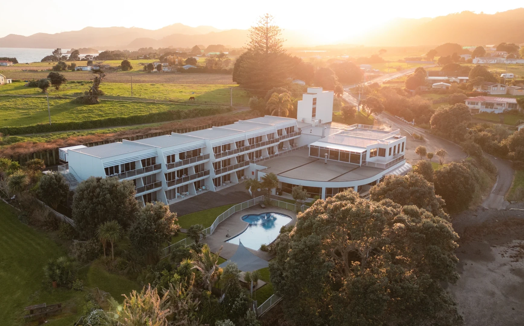Te Kaha Beach Hotel 02 v2