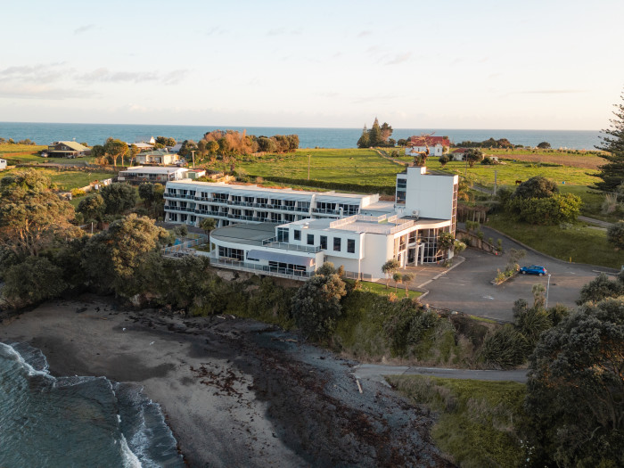 Te Kaha Beach Hotel