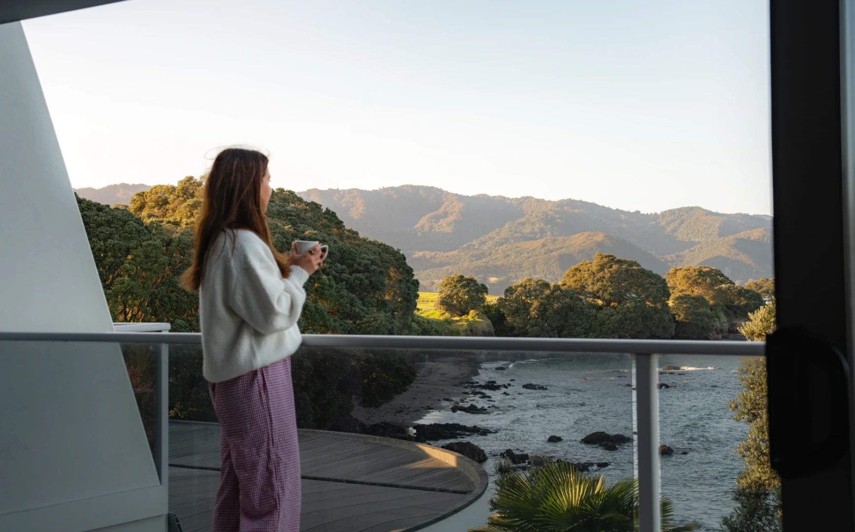Te Kaha Beach Hotel 06