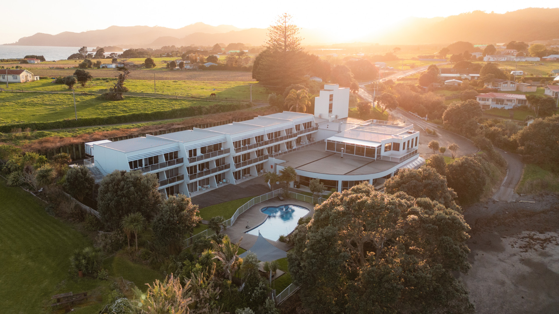 Te Kaha Beach Hotel 02